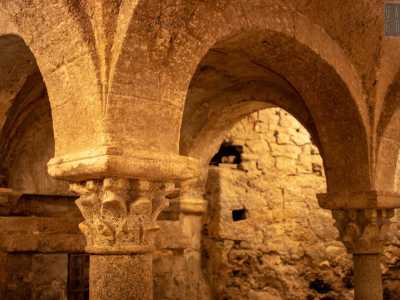 Alziamo lo sguardo: sulle nostre teste � un trionfo di volte a crociera, sorrette da pregevoli colonnine di diversa sezione e capitelli finemente decorati